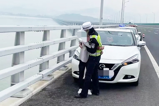 铁骑女警下班多看一眼 救回一条命