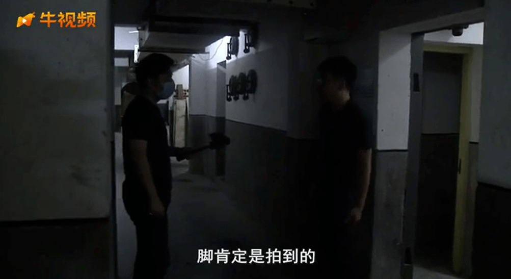 多人将两女子关铁笼游街事件，真相揭露与思考