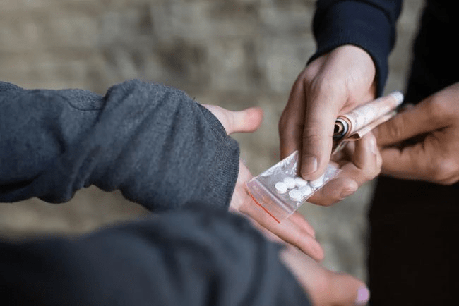 14岁女孩为吸毒骗家人朋友十几万，一个家庭的悲剧与社会的警醒