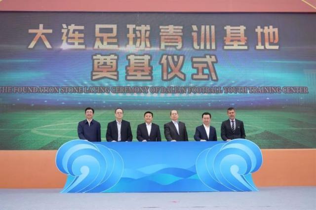 校园足球vs国足视频直播，我们到底在看什么？