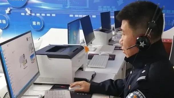 女孩向警察借手机刷单，一次警民共筑防骗墙的温馨故事