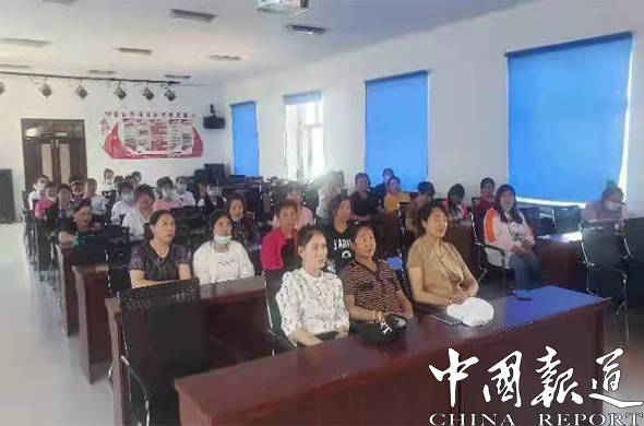 女子开车经过村庄，目睹飞机滑行的奇妙瞬间