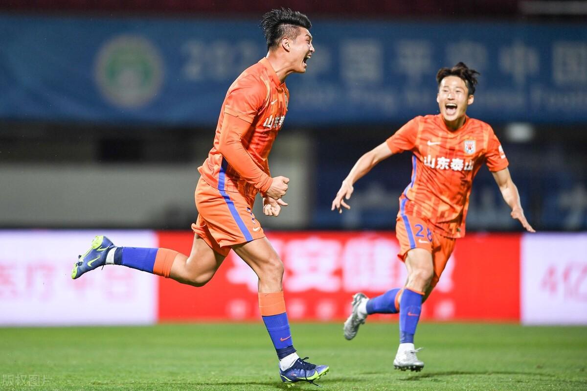 泰山vs亚泰球迷直播视频，一场从屏幕里溢出来的烟火气
