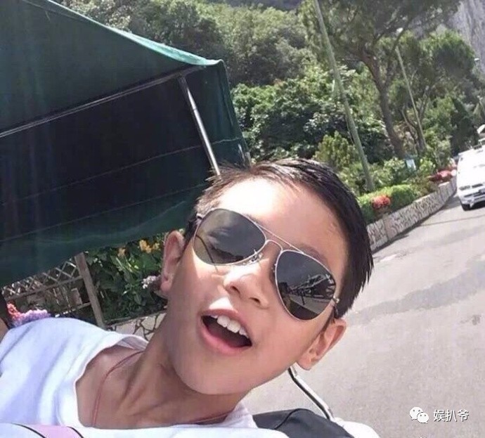 袁咏仪张智霖儿子寸头近照，星二代的成长足迹