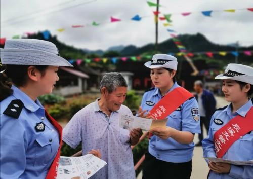 骑手安全警钟，大货车掉落螺丝的惊魂一刻