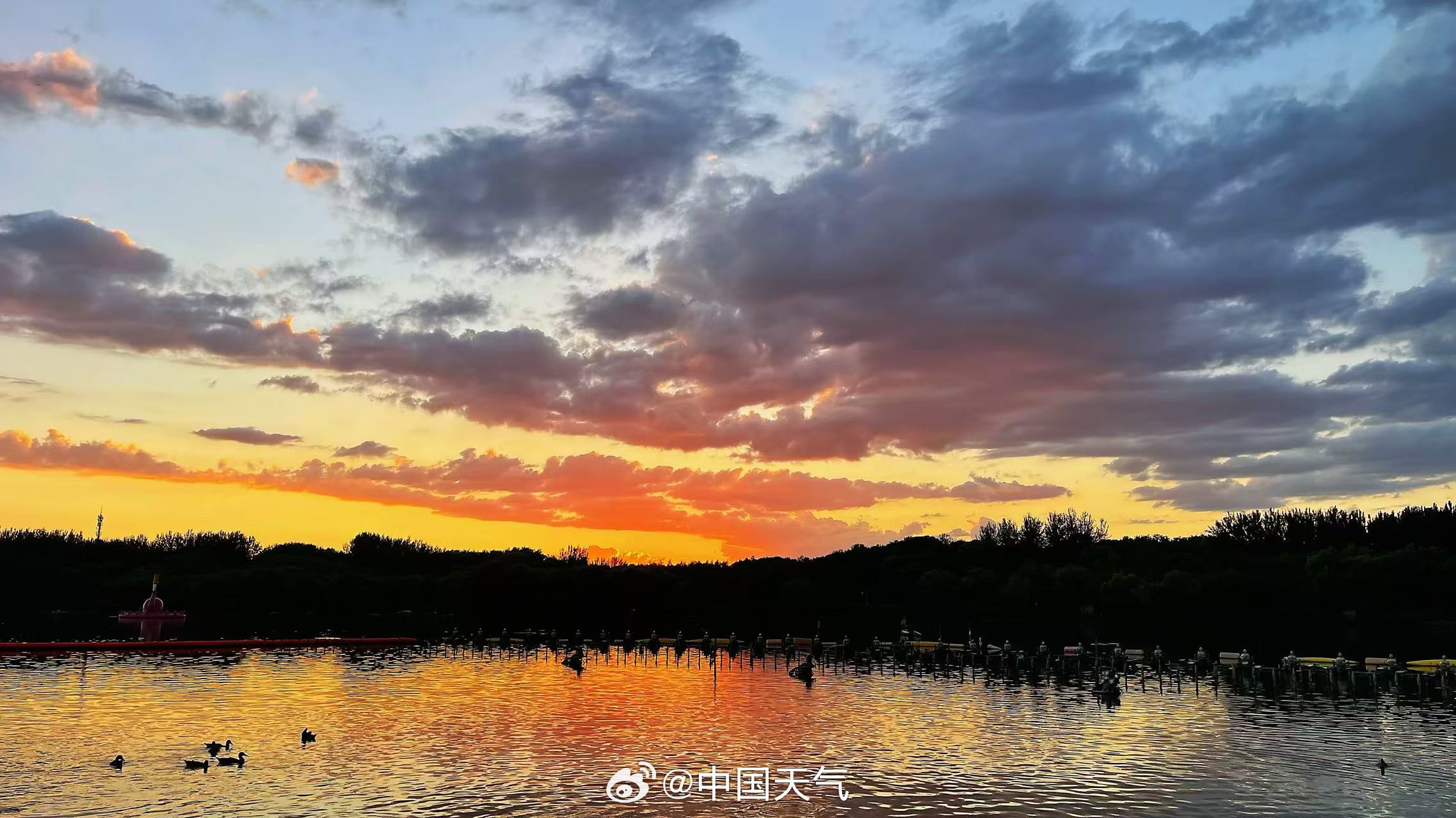 北京天空再现金色时刻，一场视觉盛宴的背后