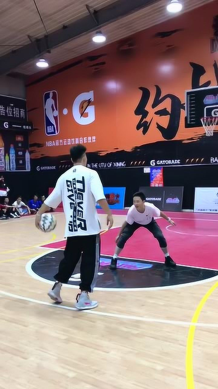头盔哥vs王晶直播视频，一场篮球江湖的真实对决，你看懂了吗？